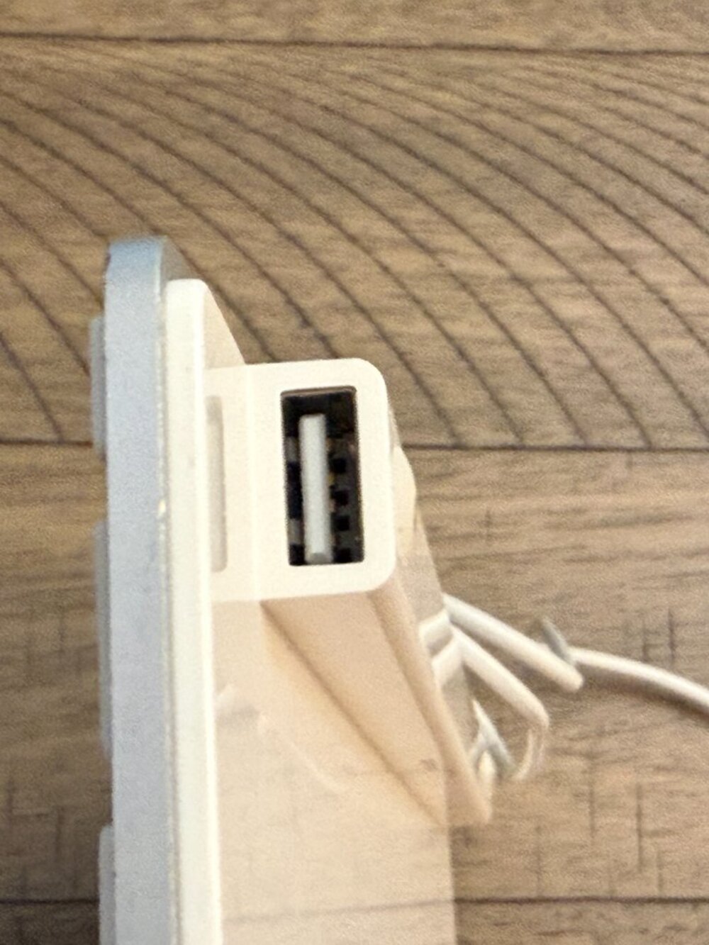 Apple Compact Wired USB Keyboard - Picture 3 of 3